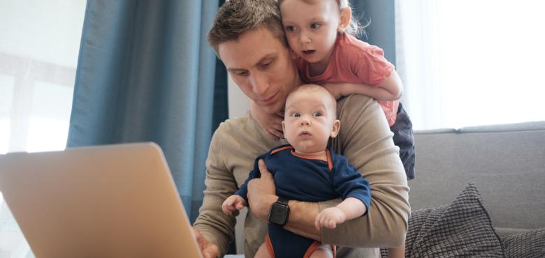 Papa au travail et en garde